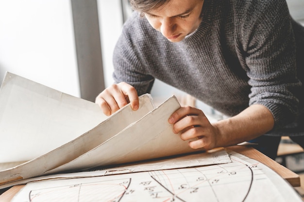 Czego dowiesz się ze Skąpca opracowania?