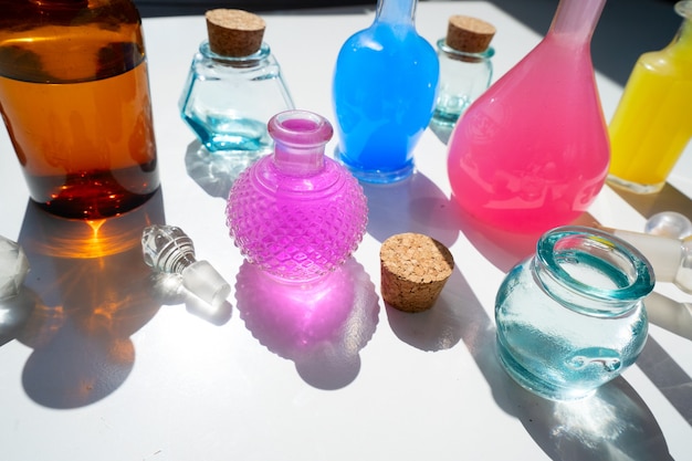 Jakie grupy funkcyjne i ich właściwości wyróżniają alkohole aldehydy ketony estry aminy oraz kwasy karboksylowe?