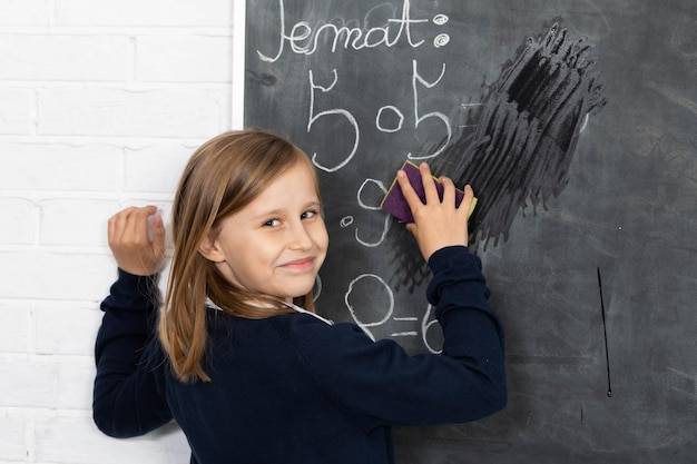 Jak nauczyć dziecko odmiany to be w codziennych rozmowach?