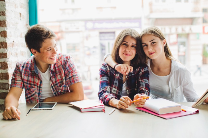 Jakie kompetencje zdobywają studenci zarządzania?